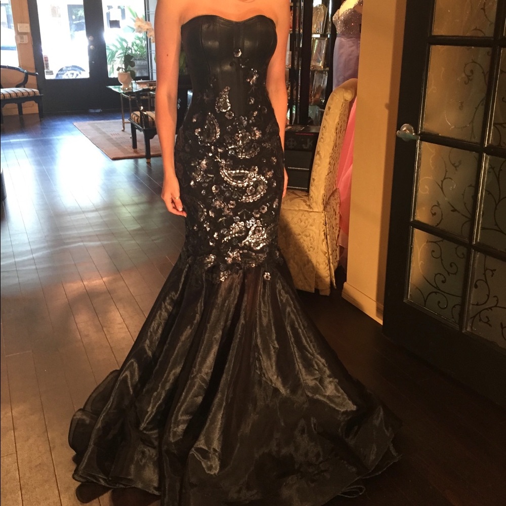 Black Juan Carlos Pinera Mermaid Gown - Picture 3 of 3